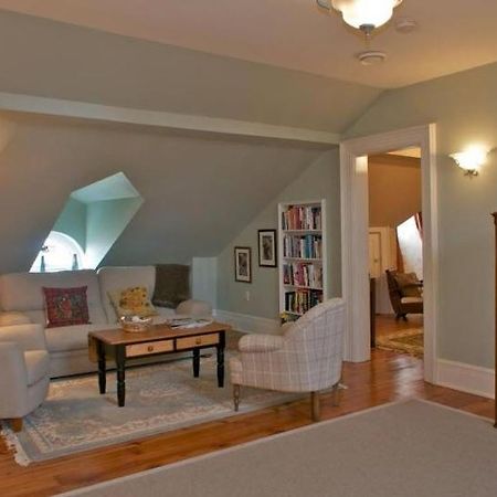 Bed and Breakfast Maplehurst Manor Броквилл Экстерьер фото