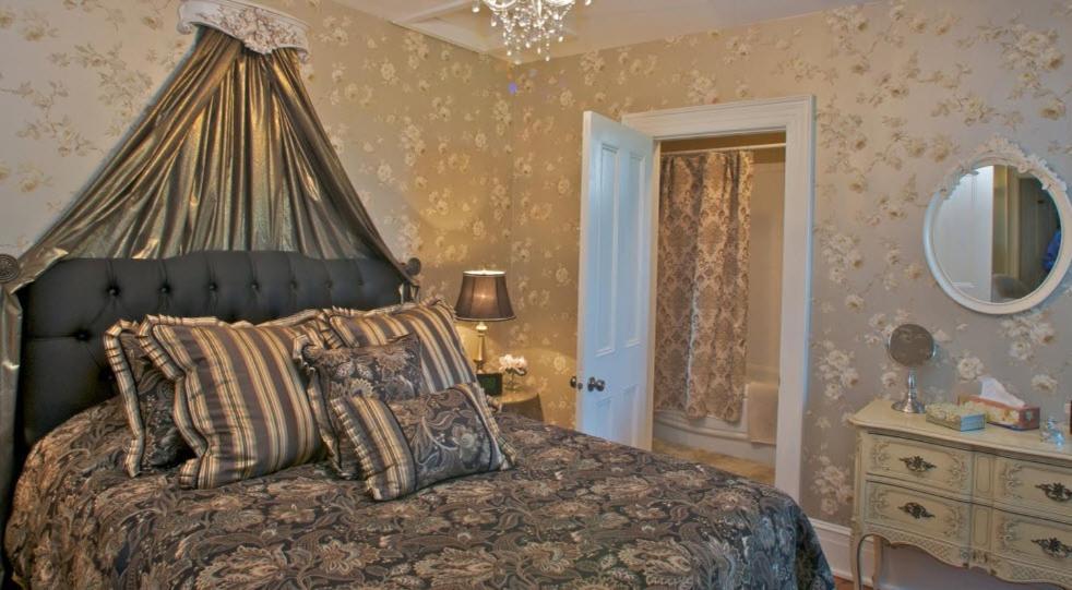 Bed and Breakfast Maplehurst Manor Броквилл Номер фото